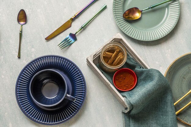 Zestaw talerzy i przyborów